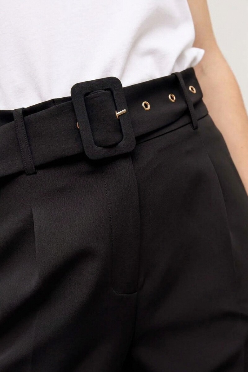 Pantalón sastrero con cinturón negro