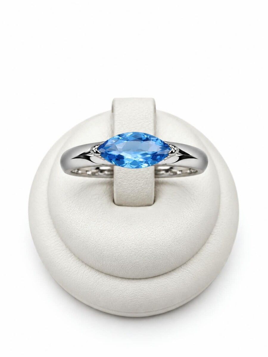 Anillo con piedra central azul talla Navette 