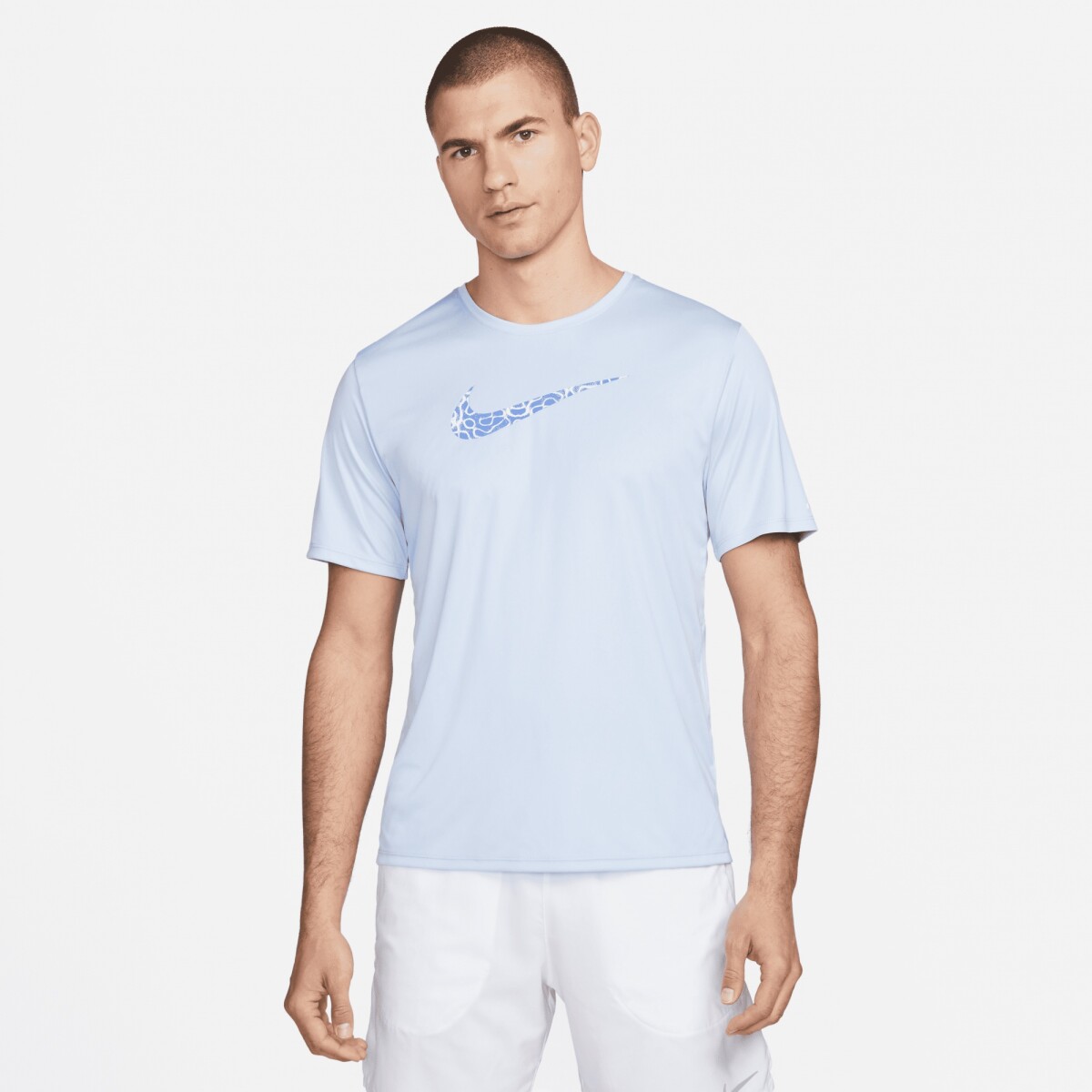 Remera- NIKE M NK de Hombre - DM4815-548 - Celeste 