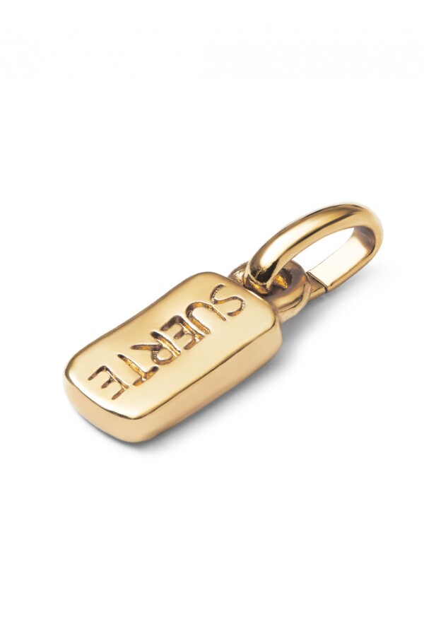 CHARM BAÑADO EN ORO 18K CON PALABRA SUERTE Charm