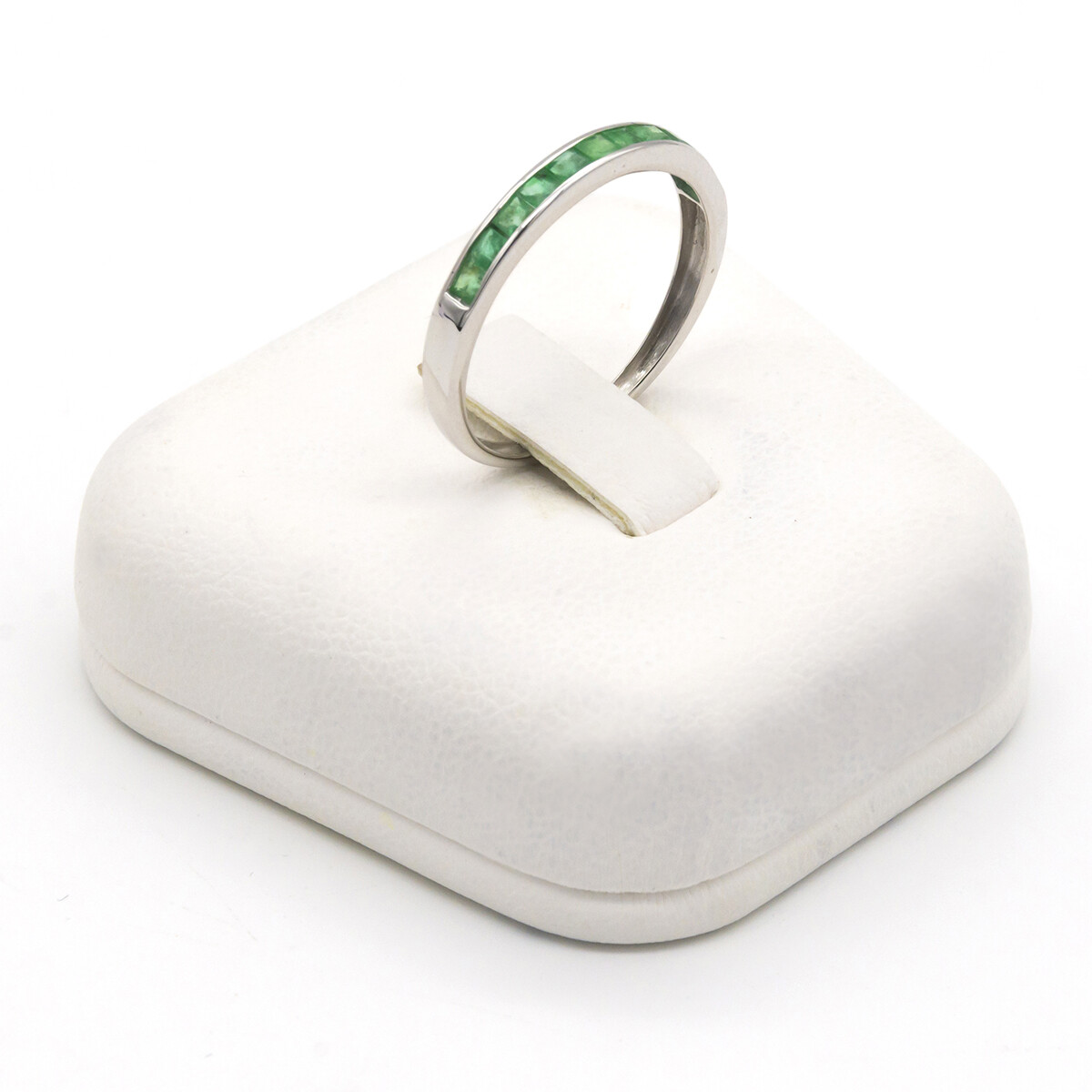 Anillo de oro 18 ktes gris con esmeralda. 