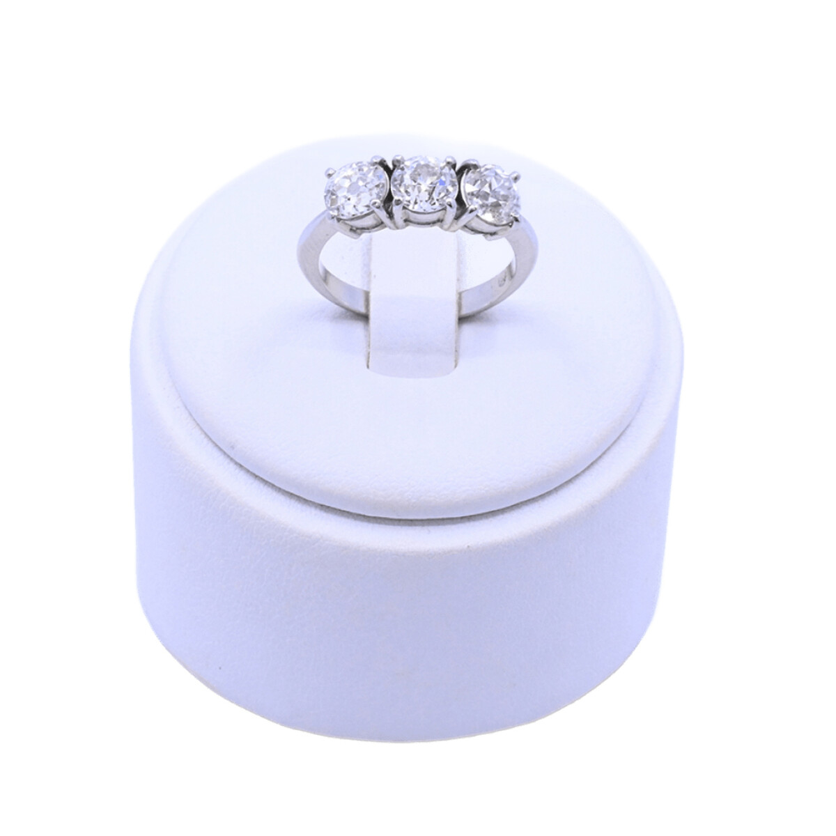 Anillo platino y 3 brillantes. 