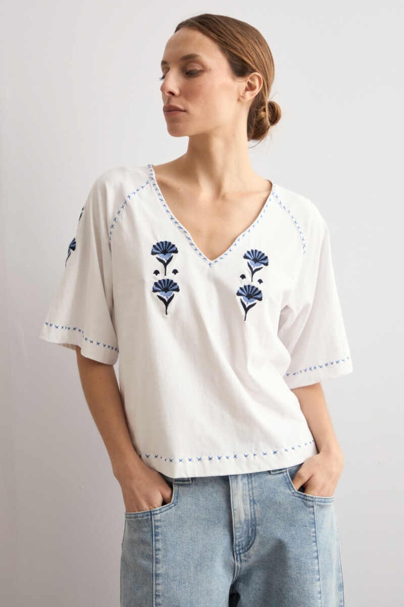 Remera bordado floral blanco