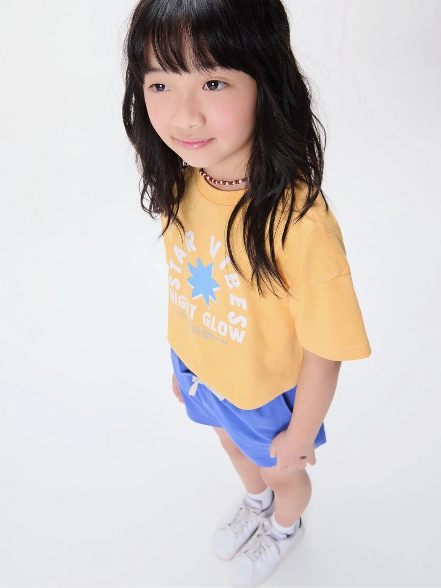 CAMISETA INFANTIL CON ESTAMPA - AMARILLO 
