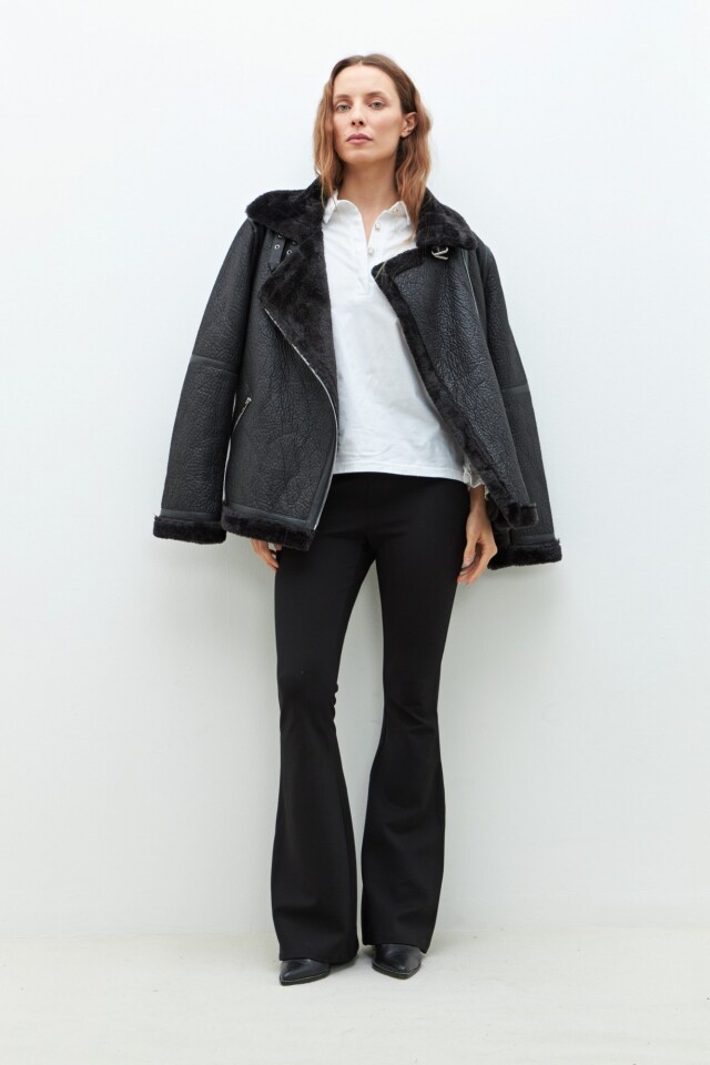 Chaqueta simil gamuza con piel y cierres negro