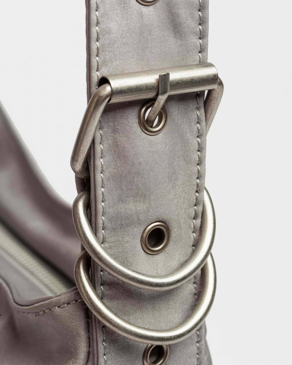 Cartera Al Hombro Gang Glamy En Nylon Metalizado