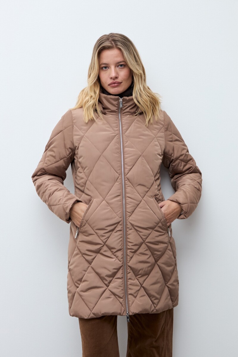 Campera capitoneada con capucha tostado