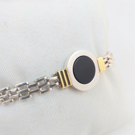 Pulsera de plata 925 con detalles en double en oro 18Ktes. y ónix central. Pulsera de plata 925 con detalles en double en oro 18Ktes. y ónix central.