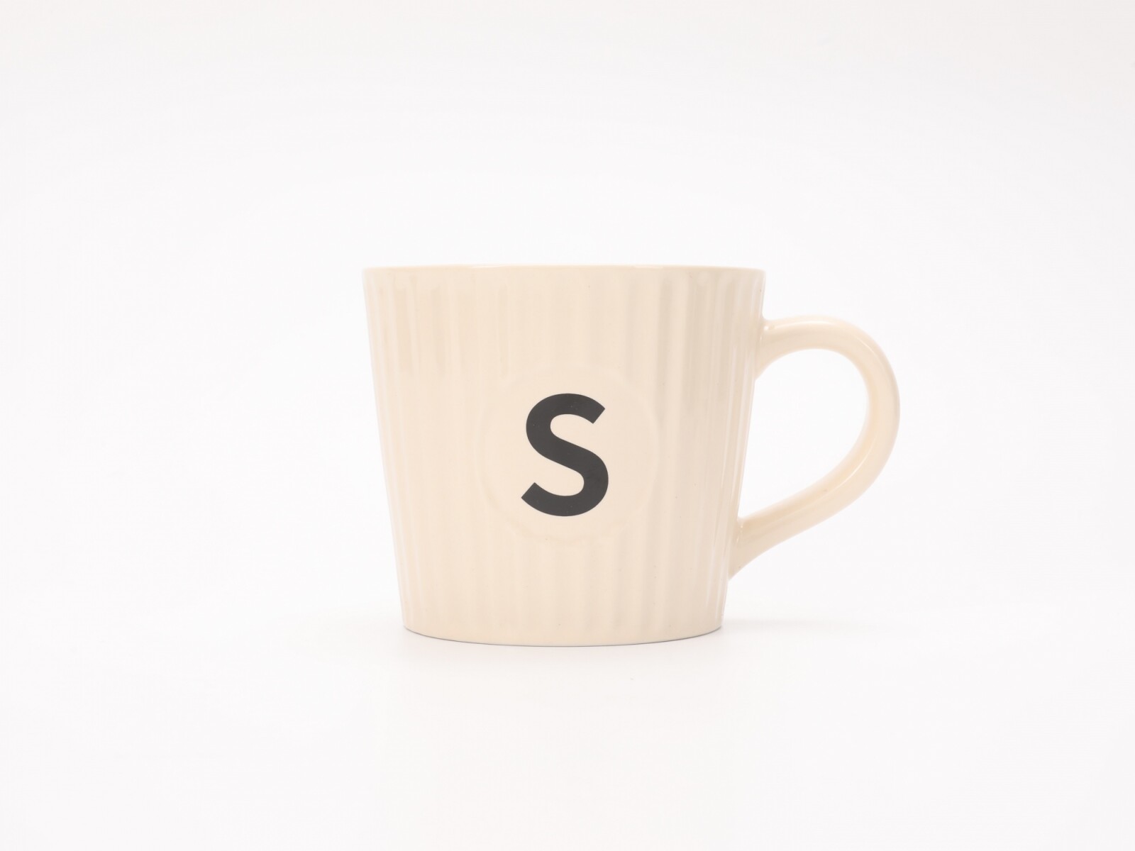 TAZA DE CERÁMICA ACANALADA CON LA LETRA S (380 ML/BEIGE) 