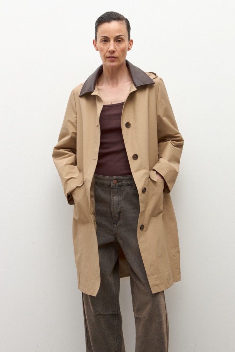 Trench impermeable con cuello en contraste beige