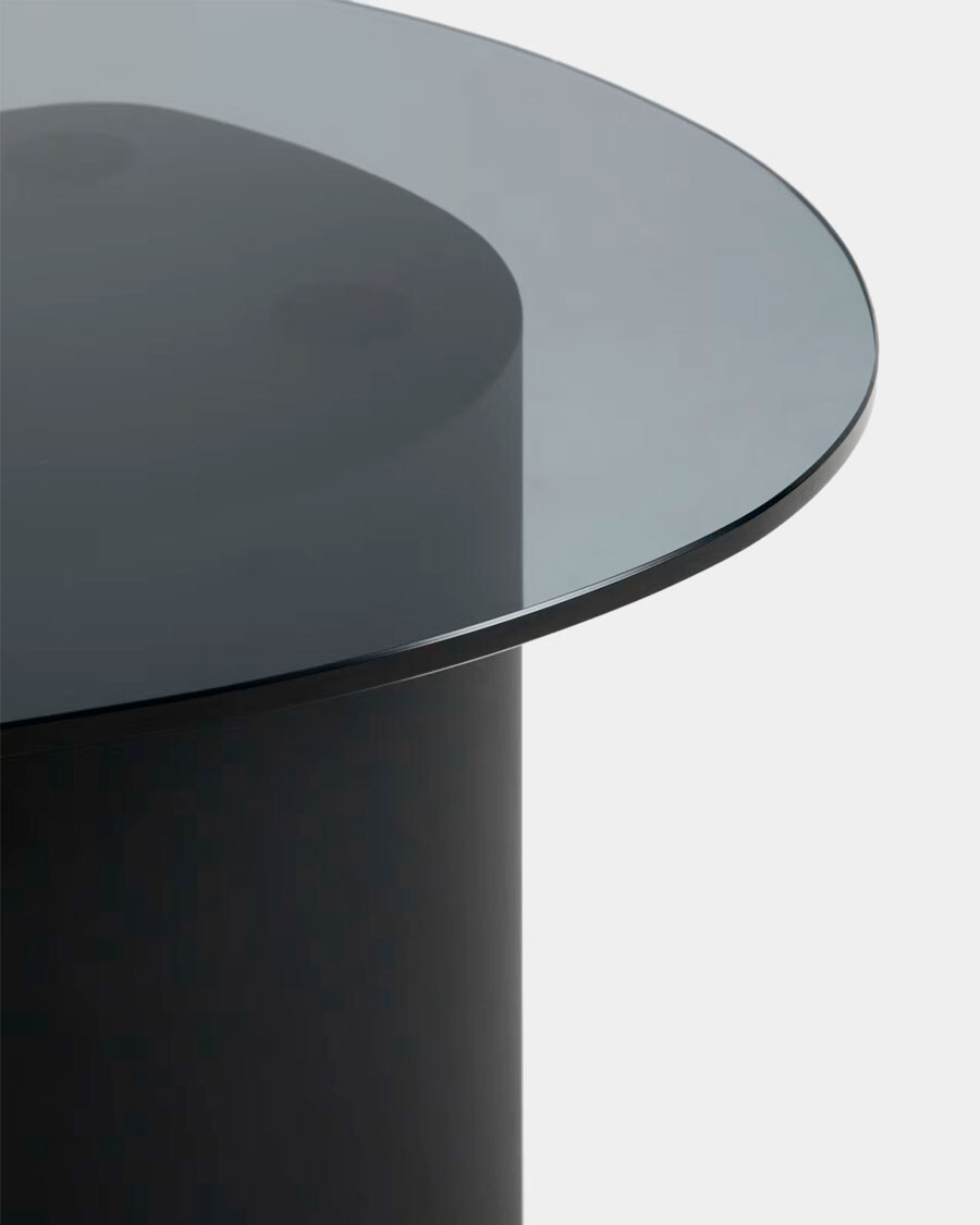 Mesa auxiliar Olir de vidrio templado y acero negro 48 x 46,8 cm