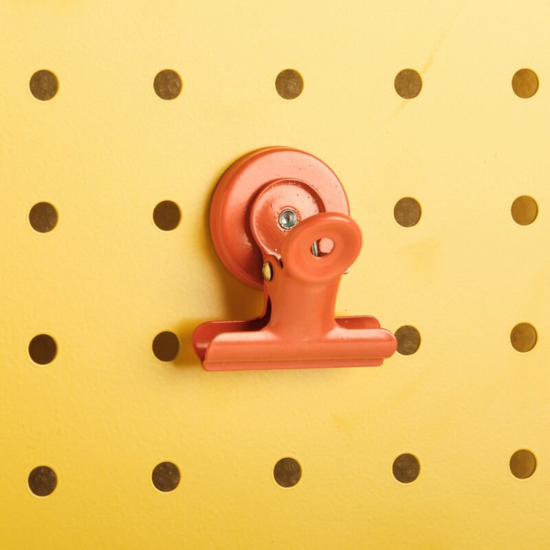 Clip magnético metálico multiuso para panel perforado pegboard Naranja