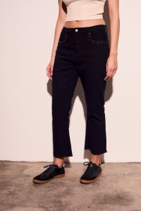 Jean Flare Tachas Negro
