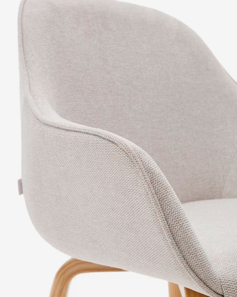 Silla Aleli de chenilla beige y patas de madera maciza de fresno con acabado natural