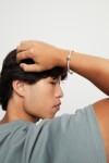 PULSERA SEMIRÍGIDA DE ALEACIÓN DE METALES BAÑADA EN PLATA DE LEY CON CUERO LILA Pulsera