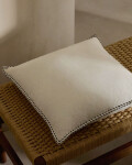 Almohadón Sinet de lino blanco con bordado negro 45 x 45 cm