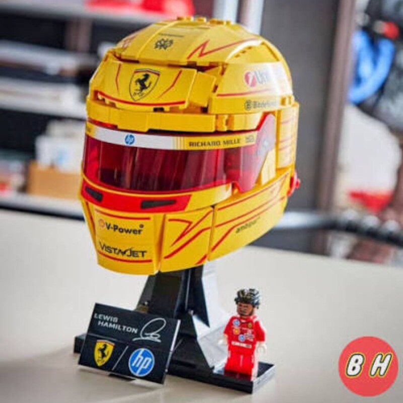 Casco de la Scuderia Ferrari HP de Lewis Hamilton 884 pcs 14+ Casco de la Scuderia Ferrari HP de Lewis Hamilton 884 pcs 14+
