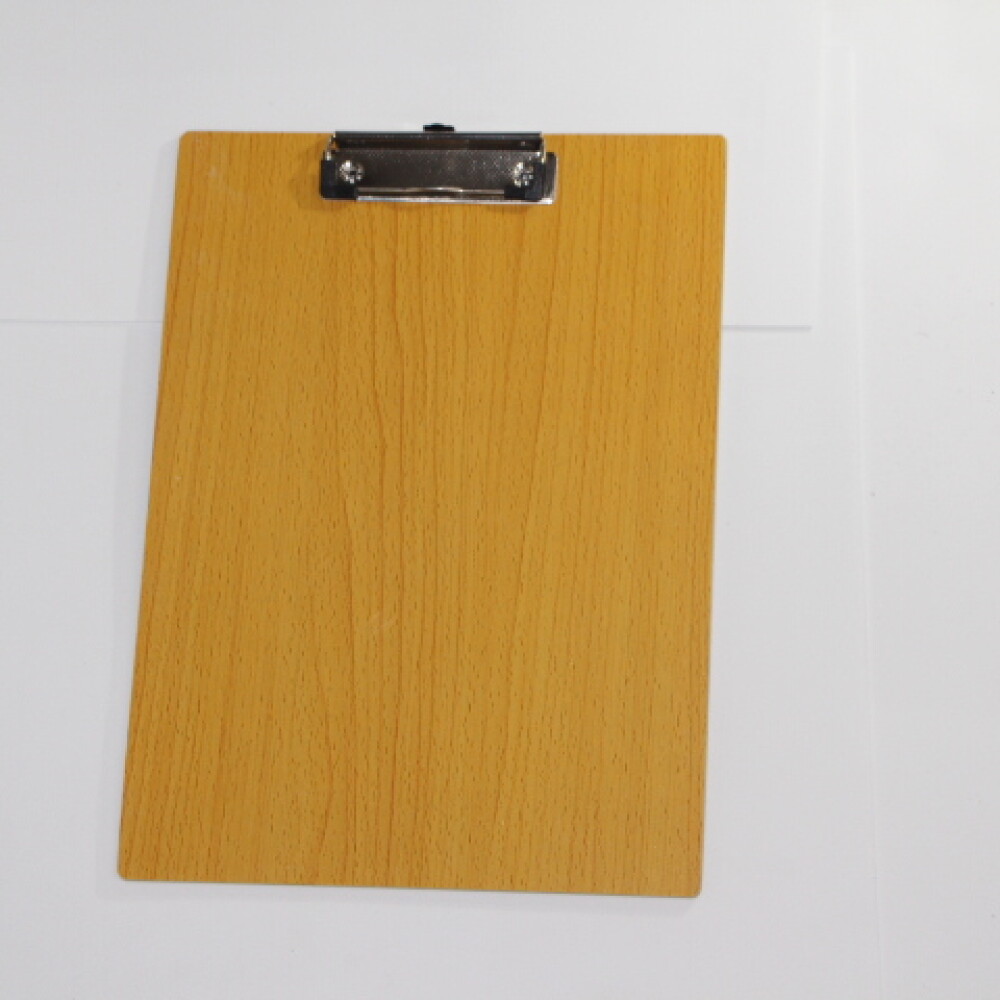 TABLA CON APRIETAPAPEL TAMAÑO A4 DE MADERA. TABLA CON APRIETAPAPEL TAMAÑO A4 DE MADERA.