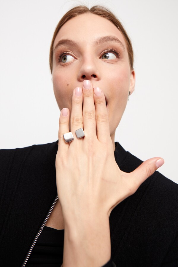 ANILLO BAÑADO EN PLATA DE LEY ACABADO LISO Y FORMA CUADRADA Anillo