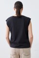 Remera con botones en hombros negro