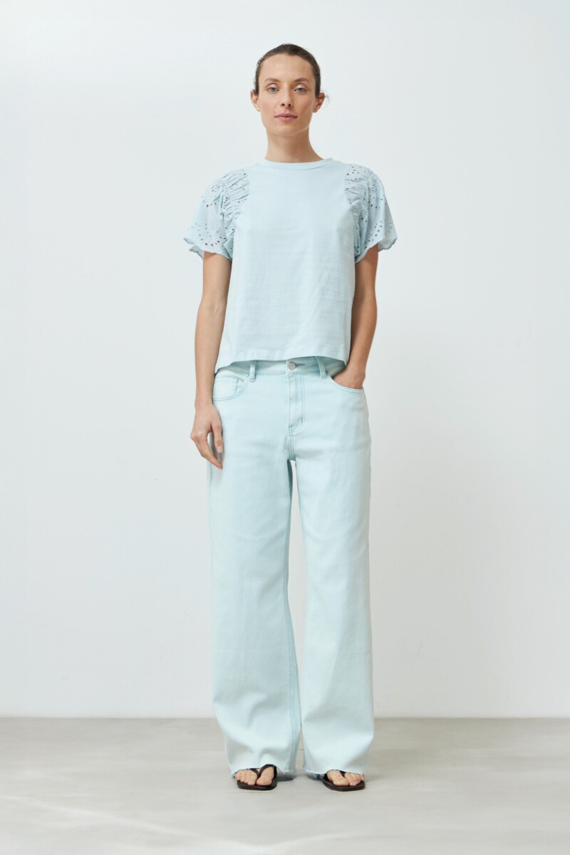 Remera con mangas de broderie verde agua