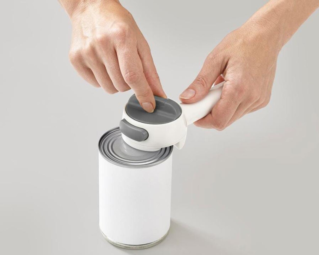 Abrelatas compacto y ergonómico, con mecanismo de giro fácil Abrelatas compacto y ergonómico, con mecanismo de giro fácil