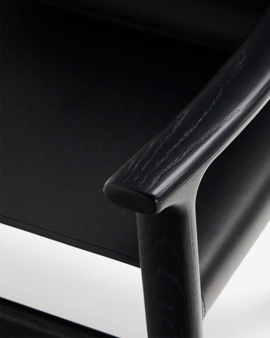 Silla Jan de fibras de cuero reciclado negro y madera maciza de fresno con acabado negro FSC 100% Silla Jan de fibras de cuero reciclado negro y madera maciza de fresno con acabado negro FSC 100%