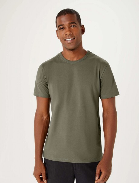 CAMISETA UNISSEX BÁSICA MODELO SLIM VERDE MUSGO