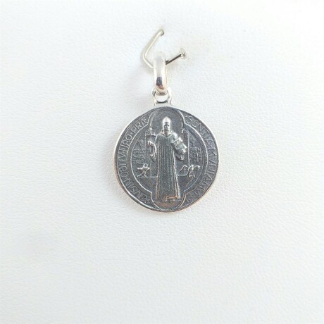 Medalla religiosa de plata 925, San Benito, diámetro 17mm. Medalla religiosa de plata 925, San Benito, diámetro 17mm.