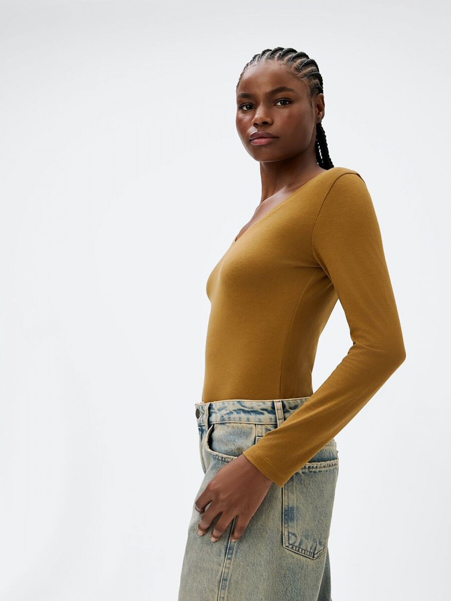 BLUSA BÁSICA DE MANGA LARGA Y CUELLO EN V - MARRÓN 