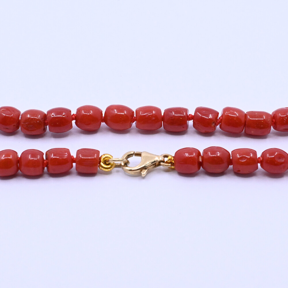 Collar de coral y oro 18k. Collar de coral y oro 18k.