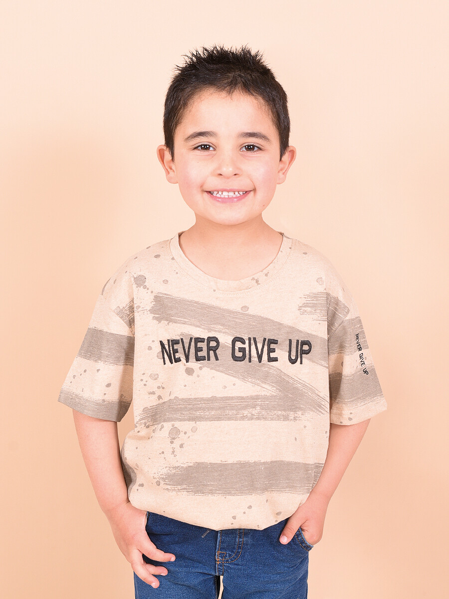 REMERA NEVER GIVE - BEIGE 