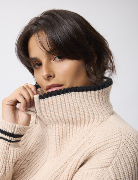 Sweater cuello cierre beige