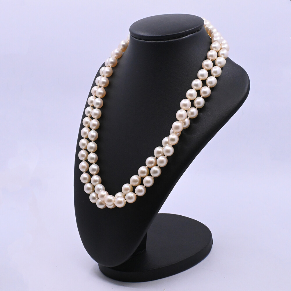 Collar de perlas 2 hilos con broche oro 18k blanco con esmeralda central y brillantes. Collar de perlas 2 hilos con broche oro 18k blanco con esmeralda central y brillantes.