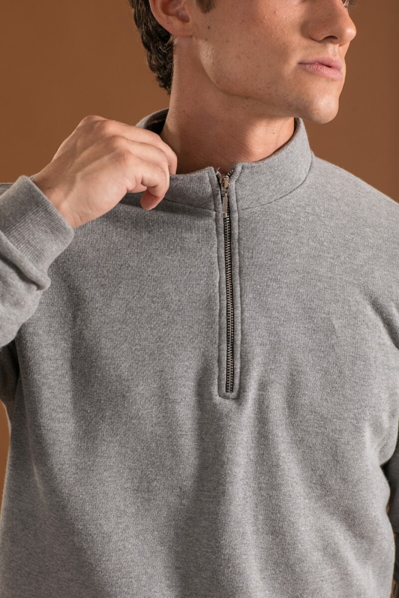 Buzo con Cuello Alto. Gris