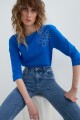 Remera escote base con bordado floral azul francia