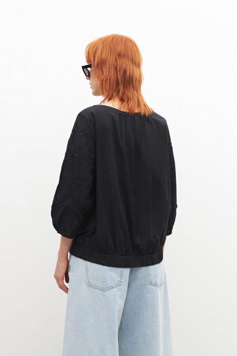 Blusa bordada negro