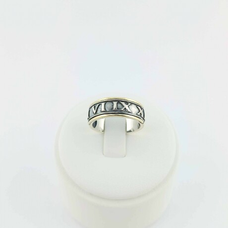 Anillo de plata 925 con double de oro 18k. Números romanos. Anillo de plata 925 con double de oro 18k. Números romanos.