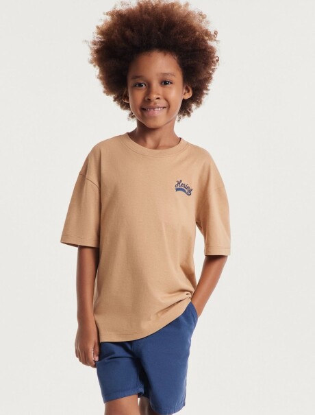 CAMISETA INFANTIL MODELO OVERSIZED CON ESTAMPA MARRÓN