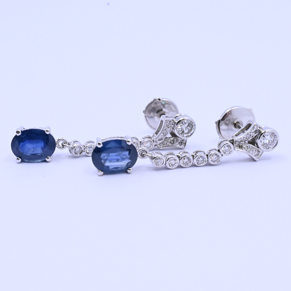Caravanas oro 18k blanco con brillantes y zafiros oval. Caravanas oro 18k blanco con brillantes y zafiros oval.