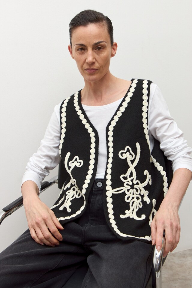 Chaleco tejido con bordado negro