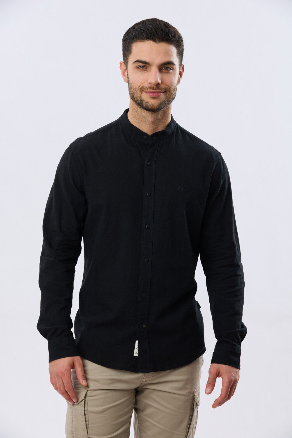 CAMISA LISA DE LINO CUELLO MAO Negro