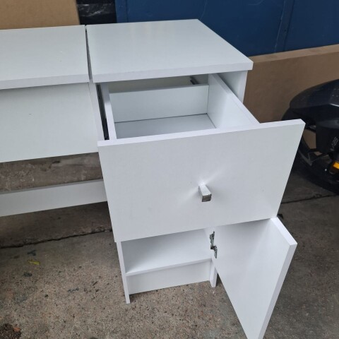 [OUTLET] Tocador Escritorio con Espejo Blanco para Dormitorio | Mueble de Maquillaje Moderno [Viene Armado - Solo Retiro] [OUTLET] Tocador Escritorio con Espejo Blanco para Dormitorio | Mueble de Maquillaje Moderno [Viene Armado - Solo Retiro]