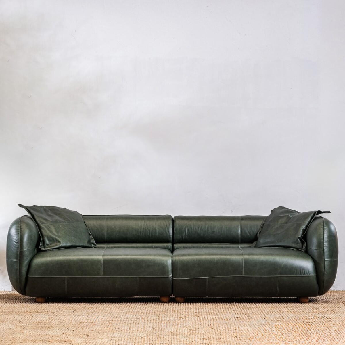 Sillon Curvo En Cuero Gomo 