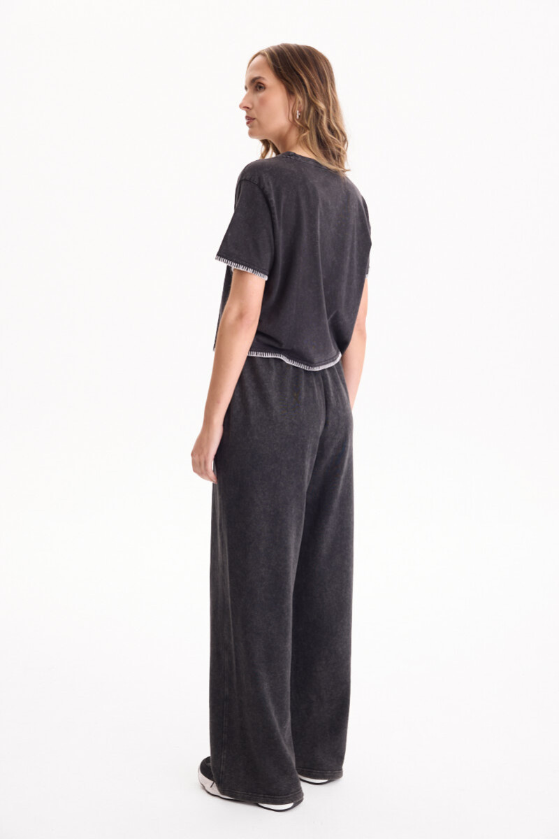 Remera Vase Negro