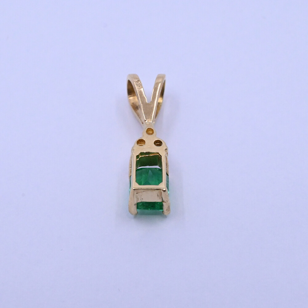Colgante oro 18k con esmeralda y 3 brillantes Colgante oro 18k con esmeralda y 3 brillantes