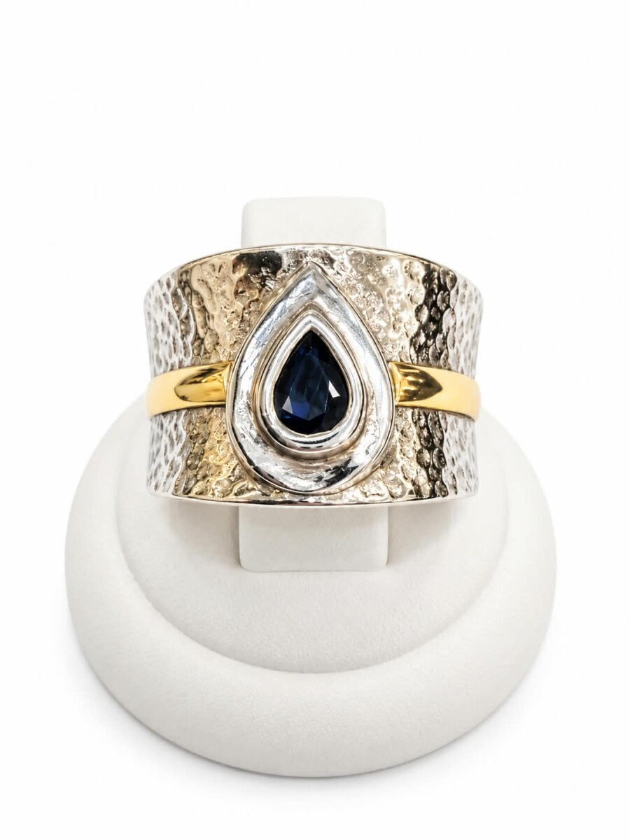 Anillo martillado con piedra gota azul 