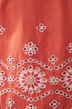 Remera con broderie lacre