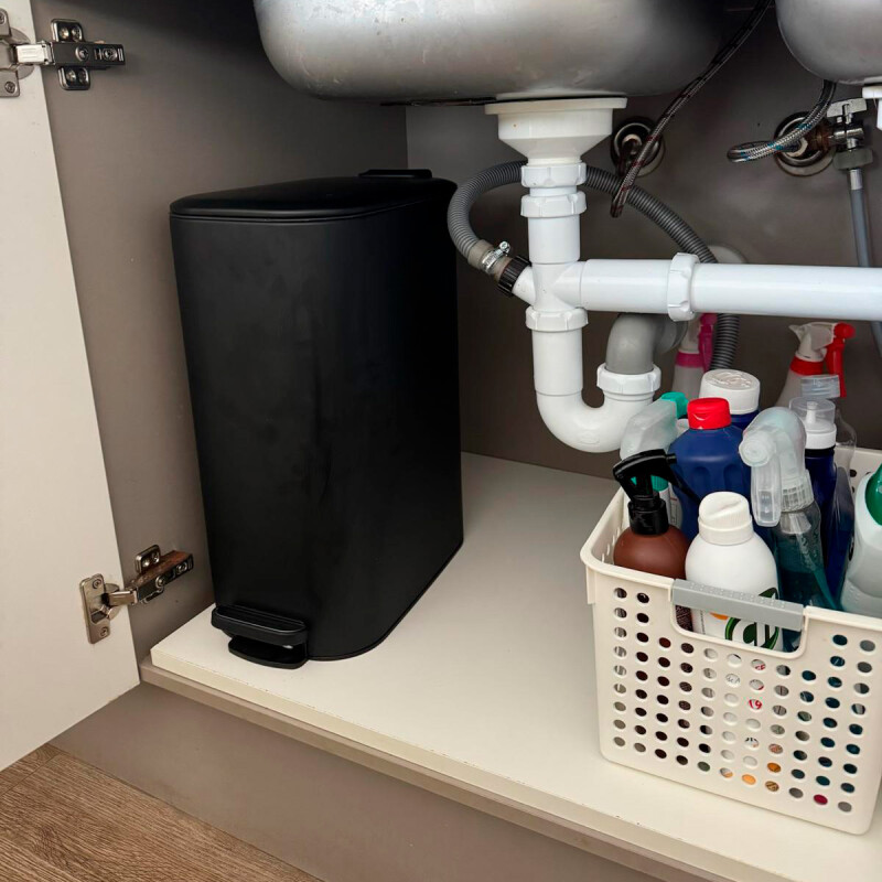 Tacho cesto de basura 16L rectangular con tapa a pedal Tacho cesto de basura 16L rectangular con tapa a pedal