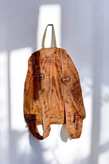 Mochila De Cuero Modelo BRISA Línea Ottenta Con Arte NUDE Mochila De Cuero Modelo BRISA Línea Ottenta Con Arte NUDE